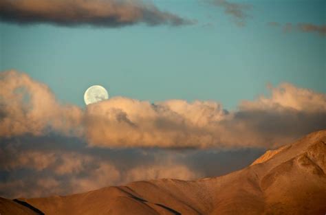 Daytime Moon (2013) .